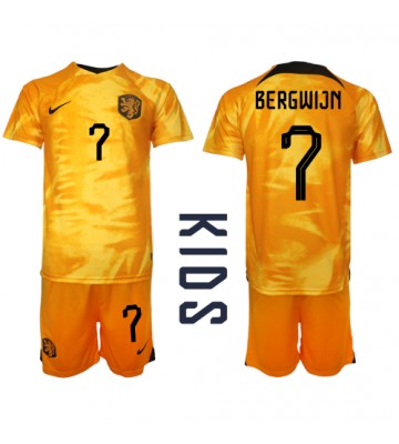 Holland Steven Bergwijn #7 Replika Babytøj Hjemmebanesæt Børn VM 2022 Kortærmet (+ Korte bukser)